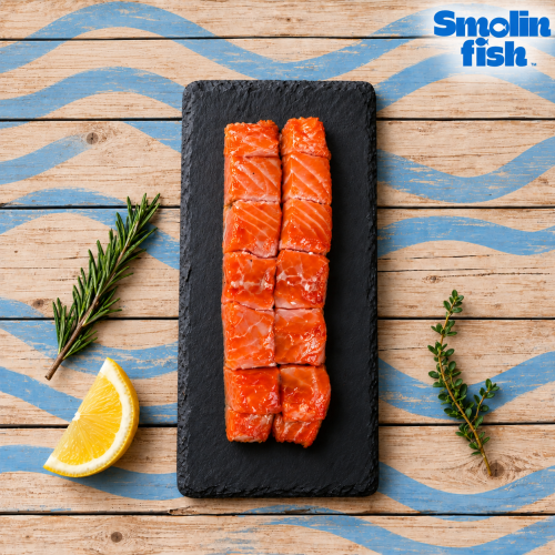 Kostki łososia na łupku z logo Smolin fish.png