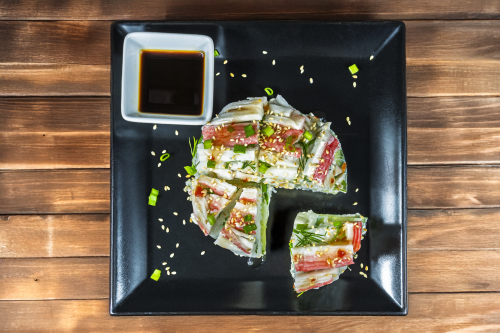 sushi z surimi, sushi z paluszkami surimi, gotowe sushi 230g, sushi z serkiem, sushi z ogórkiem i awokado, przekąska sushi, lunch z sushi, delikatne sushi, Smolin Fish, sklep rybny online