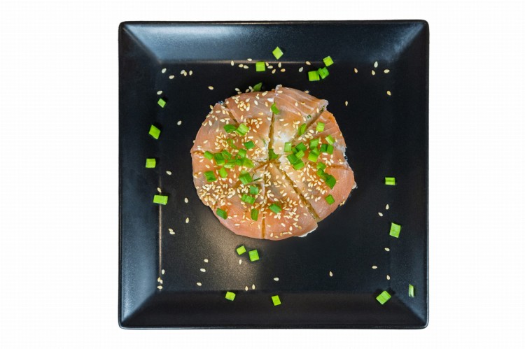 sushi z łososiem, sushi z wędzonym łososiem, gotowe sushi 230g, sushi Smolin Fish, sushi z serkiem, przekąska z łososiem, lunch z rybą, świeże sushi online, rybne delikatesy1