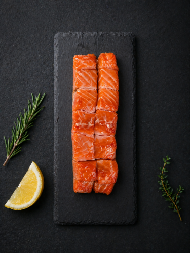 łosoś wędzony na gorąco, łosoś w kawałkach, łosoś przekąska, łosoś do sałatki, łosoś filet wędzony, łosoś gotowy do jedzenia, łosoś premium, łosoś porcjowany, łosoś kostki, łosoś na grilla, zdrowa przekąska białkowa