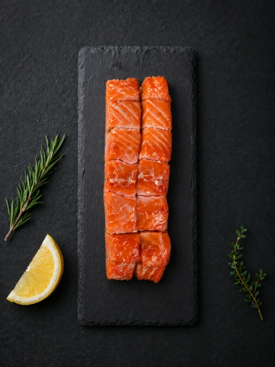 łosoś wędzony na gorąco, łosoś w kawałkach, łosoś przekąska, łosoś do sałatki, łosoś filet wędzony, łosoś gotowy do jedzenia, łosoś premium, łosoś porcjowany, łosoś kostki, łosoś na grilla, zdrowa przekąska białkowa