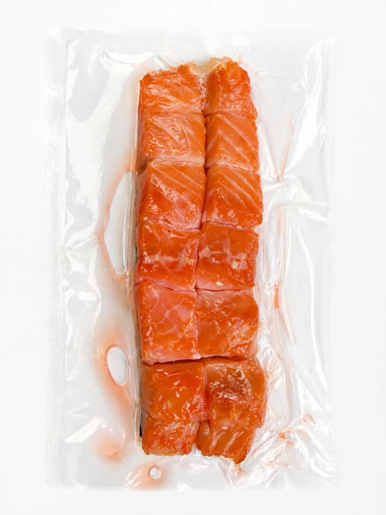 łosoś wędzony na gorąco, łosoś w kawałkach, łosoś przekąska, łosoś do sałatki, łosoś filet wędzony, łosoś gotowy do jedzenia, łosoś premium, łosoś porcjowany, łosoś kostki, łosoś na grilla, zdrowa przekąska białkowa