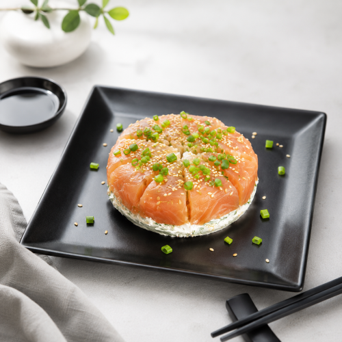 sushi z łososiem, sushi z wędzonym łososiem, gotowe sushi 230g, sushi Smolin Fish, sushi z serkiem, przekąska z łososiem, lunch z rybą, świeże sushi online, rybne delikatesy