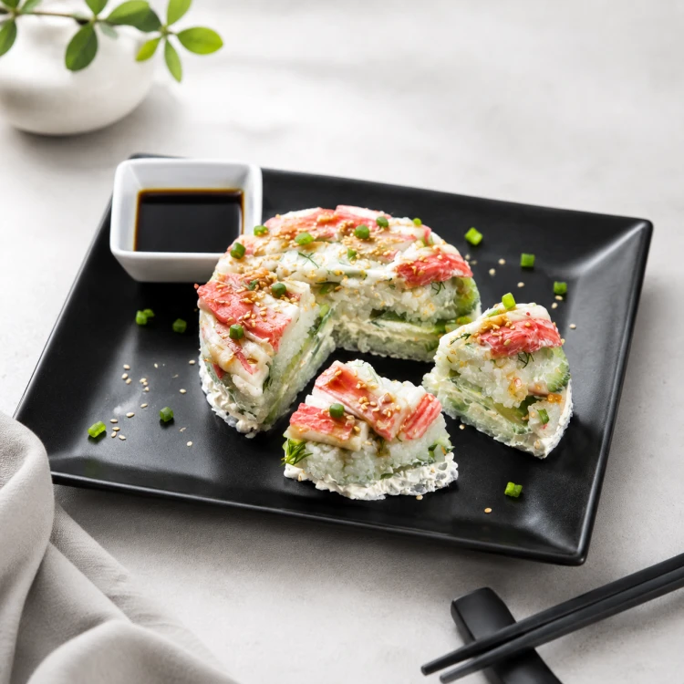 sushi z surimi, sushi z paluszkami surimi, gotowe sushi 230g, sushi z serkiem, sushi z ogórkiem i awokado, przekąska sushi, lunch z sushi, delikatne sushi, Smolin Fish, sklep rybny online